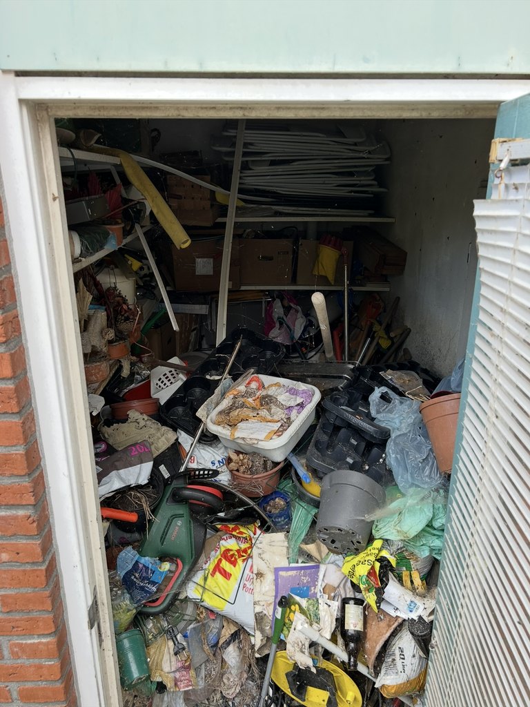 Gartenschuppen in Falkensee vor und nach der Entrümpelung — vor der Räumung